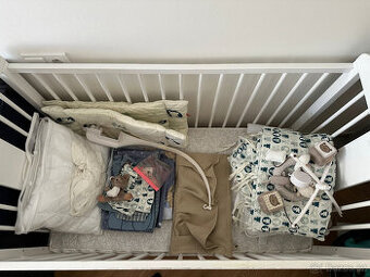 Dětská postýlka s veškerým příslušenstvím