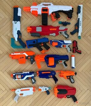 Velká sbírka NERF pistolí
