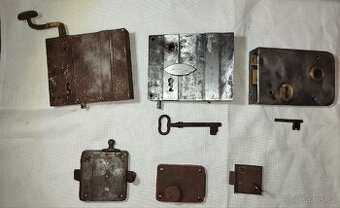 Staré dveřní Zámky, visací zámky a klíče