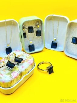 Tmavě modrá sada: náušnice, prsten, řetízek