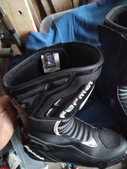Prodám párkrát použité boty na moto