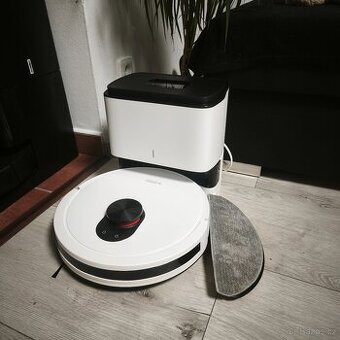 Robotický vysavač s odsávací stanicí