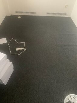 Prodám kvalitní zátěžový koberec o rozměru 6 × 2,5 m