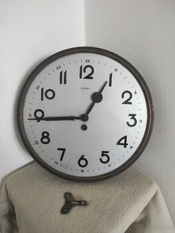 Staré nástěnné hodiny KIENZLE