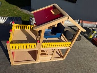 Dětský domeček a potřeby do kuchyňky.