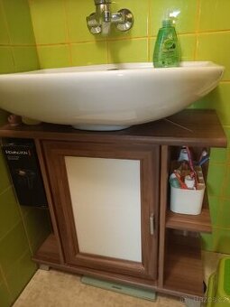 Koupelnový nábytek 5ks s umyvadlem a světlem nad skříňku