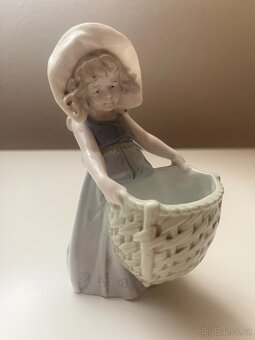 Nádherná starožitná soška - dívka s košíčkem