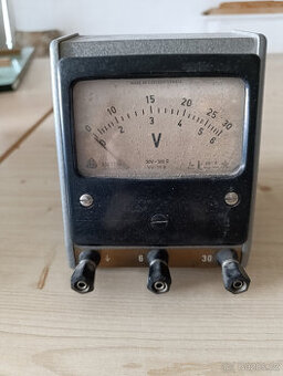 Voltmetr analogový