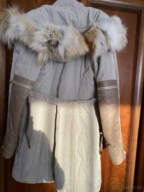 KARA - krásný krátký béžový kabát límec liška
