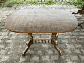 Starožitný stůl s oválnou deskou
