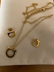 Šperky od Salvatore Ferragamo, pozlacené.