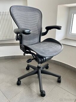 kancelářská židle Herman Miller Aeron - top stav