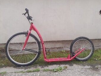 Koloběžka Kostka Tour