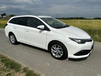 Toyota Auris 1.6 benzin. Manual. 89000 km