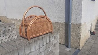 Ratanový stojan na noviny a časopisy
