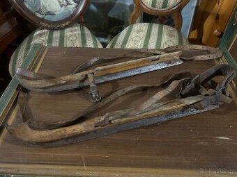 Vintage dřevěné brusle s kovovými čepelemi  19st.