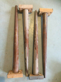 Dva sety nohou od stolů