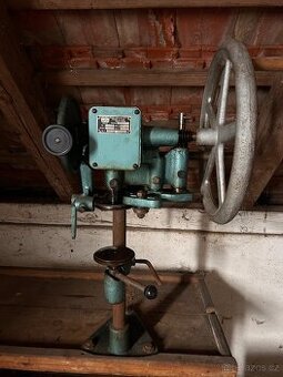 Ruční uzavíračka konzerv SPP KO-1 (1972) – plně mechanická,