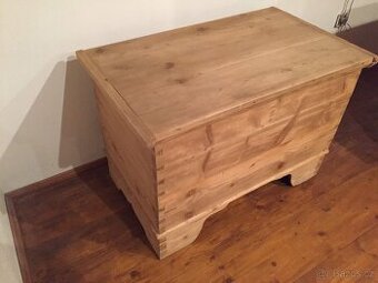 Starožitná celomasivní truhla – smrk