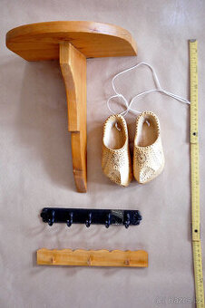 Dřevěná polička, háčky a drobné dekorace