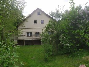 Dom pri potôčiku na Slovensku Staškov u Klokočova. - 1