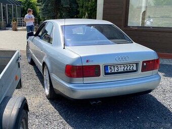 Audi A8 V8