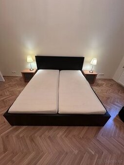 Prodám zachovalou postel s matracemi a roštěm