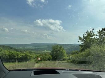 🌲 Pozemek s duší přírody v srdci Křivoklátska – 2165 m²