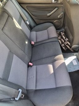 Volkswagen golf 4 interiér, dveře kufru černé