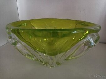Dekorativní mísa, ručně tvarované české hutní sklo z 50.- 70
