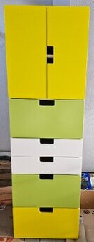 Ikea skříň, otočná židle, 2 x polička