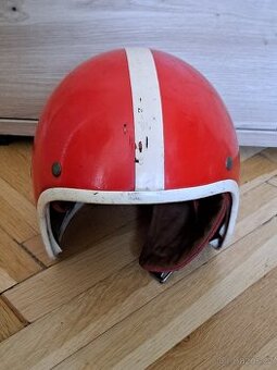 Přilba na veterána, retro přilba- KOVONA KARVINÁ- červená