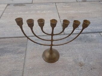 Ozdobný mosazný svícen na voskové svíčky.