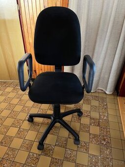 Otocna cerna kancelarska zidle s rukojeti PC kreslo