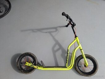 koloběžka značky Rakoon.