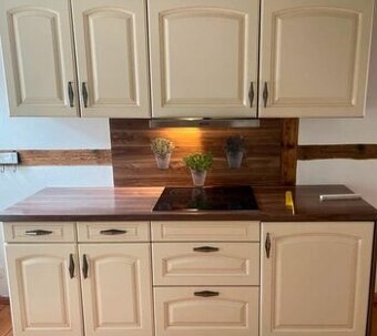 Krémová venkovská kuchyně se spotřebiči,6173