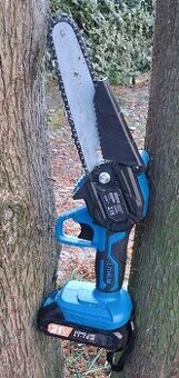 AKU řetězová pilka na větvě. 2x baterie. Nová