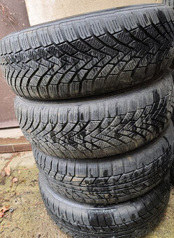 Sada zimních pneu 195/65/15 vzorek 4-5mm na discích ford mon