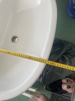 Skříňka a umyvadlo