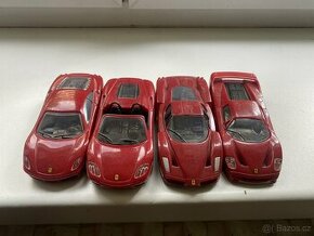 Čtyři natahovací autíčka Ferrari