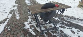 cirkulárka s kolébkou a stolem