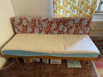 Pohovka sedačka rozkládací. Asi šedo - hnědá.