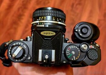 Nikon FE + 50/1.8 AI + motor + blesk