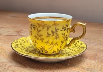 Krásný porcelánový hrníček, průměr 6 cm,výška  5 cm