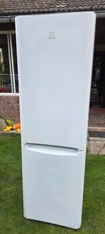 Lednice s mrazakem Indesit