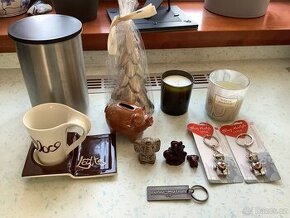 Šálek s podšálkem, svíčka, Tchibo dóza, klíčenka