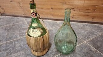 Staré demižony z vína