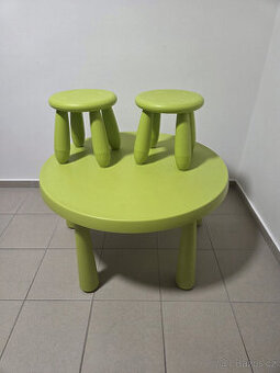 Dětský zelený stůl a 2 zelené stoličky IKEA