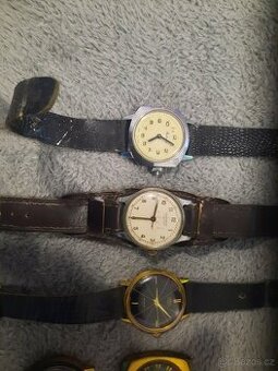 Několik starých naramkovych hodinek