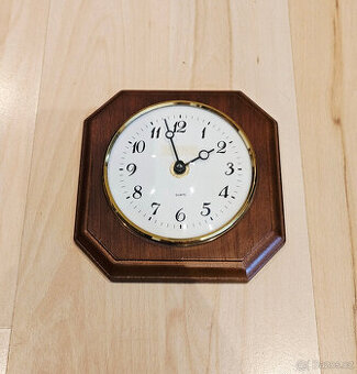 Malé nástěnné hodiny